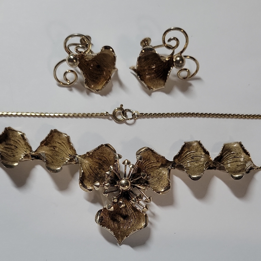 Vintage-Style Bond Boyd Necklace Gold Tone Floral Necklace and Earrings Set